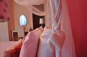 Elite tweepersoonskamer | Luxe beddengoed, een bureau, geluiddichte muren