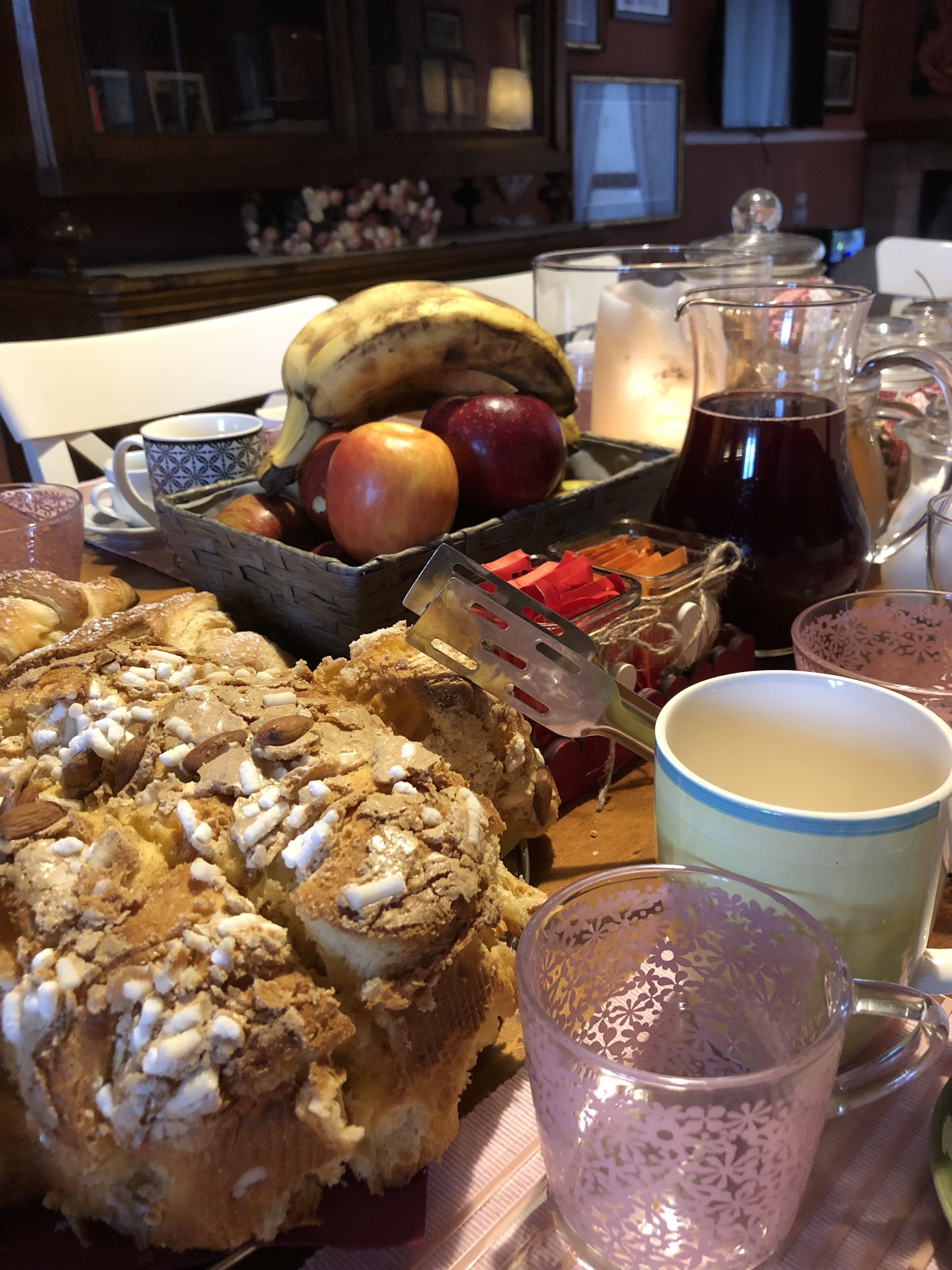 Taula de l'esmorzar amb pastissos, fruites i begudes.