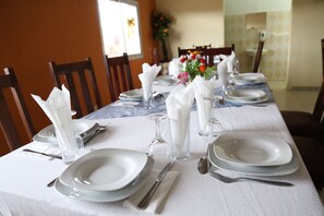 Frokost, lunsj og middag serveres, lokale og internasjonale retter 