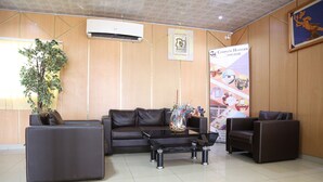 Lobby sitting area - Complexe Anouanze (Abidjan)