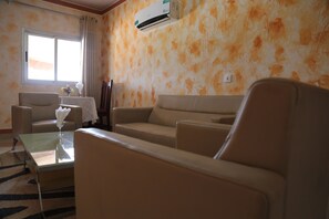 Comfort Suite | Living room | Flat-screen TV - Complexe Anouanze (Abidjan)