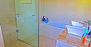 Deluxe Villa, 3 Bedrooms | Bathroom - Jeanette's Villa at Westlake (Hartbeespoort)