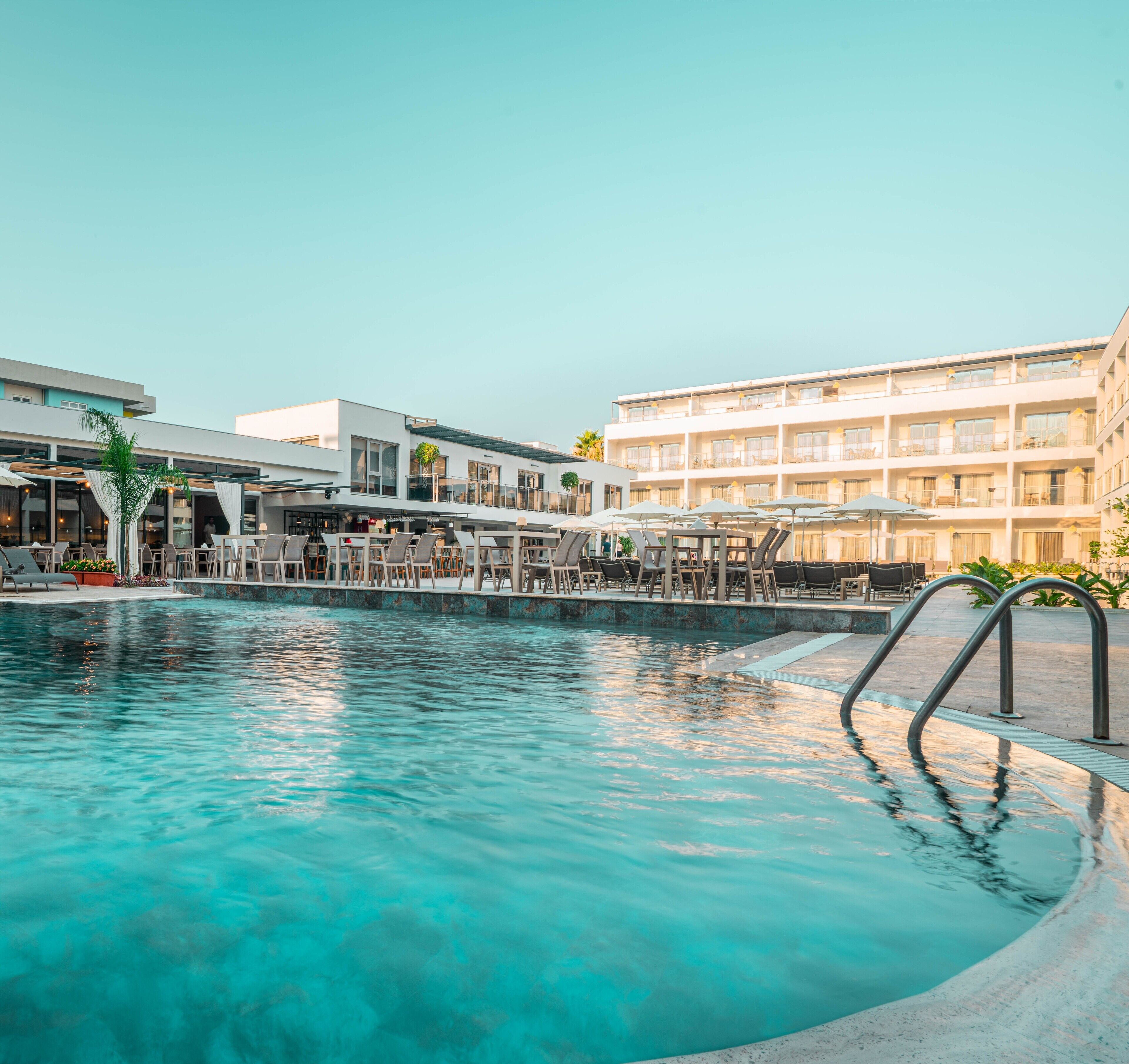Udendørs pool, åben fra kl. 08.00 til kl. 19.30, parasoller, liggestole