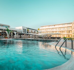 Outdoor pool, open 8:00 AM to 7:30 PM, pool umbrellas, sun loungers - Victoria Princess Hotel (Manavgat)