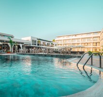 Una piscina al aire libre (de 08:00 a 19:30), sombrillas, tumbonas