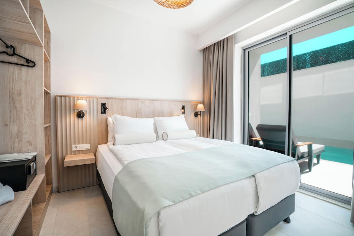 Elite Suite | 1 bedroom, premium bedding, minibar, in-room safe