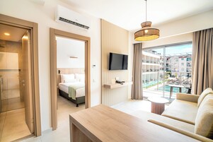 华丽套房 | 高档床上用品、迷你吧、客房内保险箱、办公桌