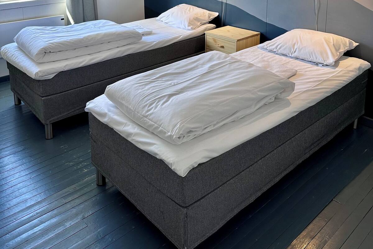 Economy Room, 2 Single Beds, Shared Bathroom