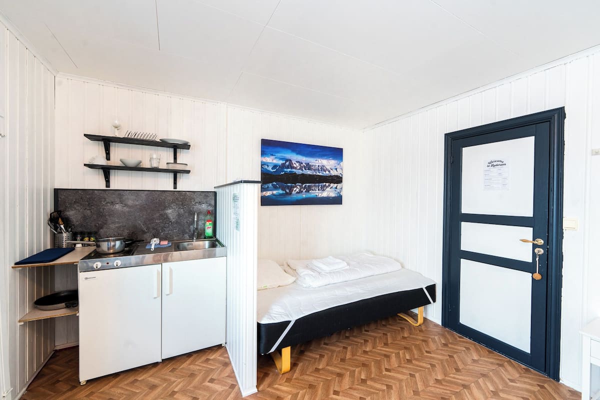 Comfort Double Room, 1 Bedroom, Shared Bathroom, Sea View | Pillowtop beds, iron/ironing board (on request), WiFi (free)