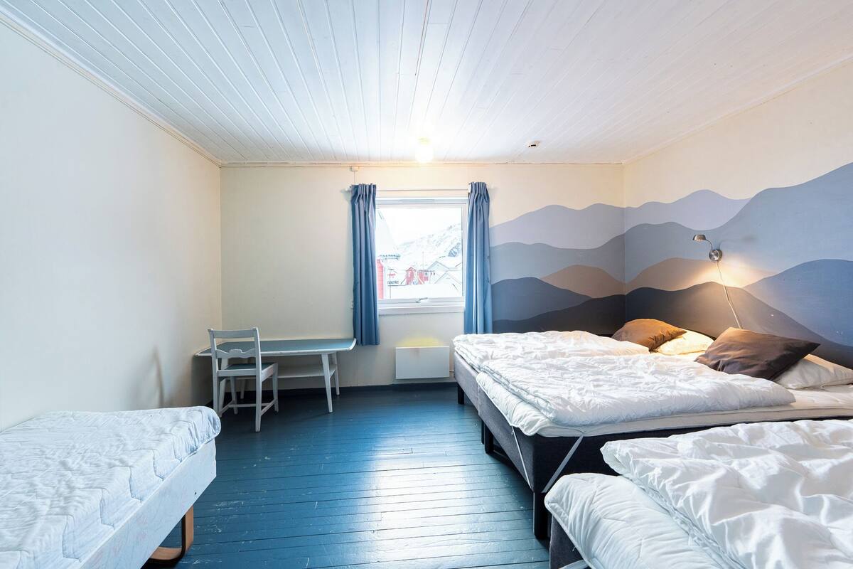 Basic Room, 2 Twin Beds, Shared Bathroom | Pillowtop beds, iron/ironing board (on request), WiFi (free)