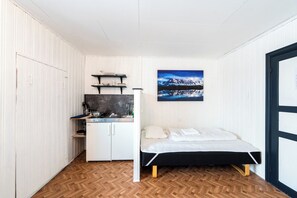 Dobbeltrom – comfort, 1 soverom, delt bad, sjøutsikt | Senger med overmadrass, strykejern/-brett og wi-fi (inkludert)