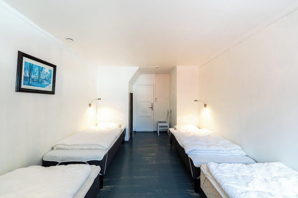 Basic Room, Multiple Beds, Shared Bathroom, Mountain View | Pillowtop beds, iron/ironing board (on request), WiFi (free)