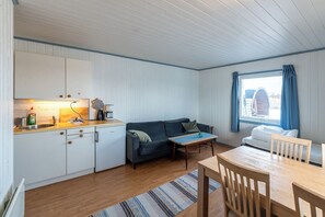 Leilighet – comfort, 1 soverom, kjøkken, sjøutsikt (Lars) | Senger med overmadrass, strykejern/-brett og wi-fi (inkludert)