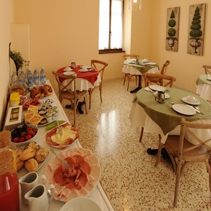 Free daily buffet breakfast