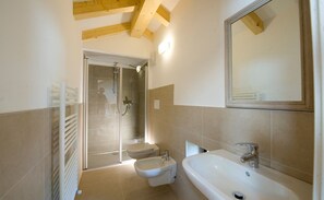 Quarto casal ou duplo clássico | Banheiro | Produtos de toalete grátis, secador de cabelo, bidê, toalhas de banho