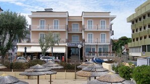 Un hotel con struttura a due piani, balconi e una insegna che indica si tratta di un hotel.