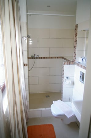 Standaard eenpersoonskamer | Badkamer | Gratis toiletartikelen, een haardroger, handdoeken