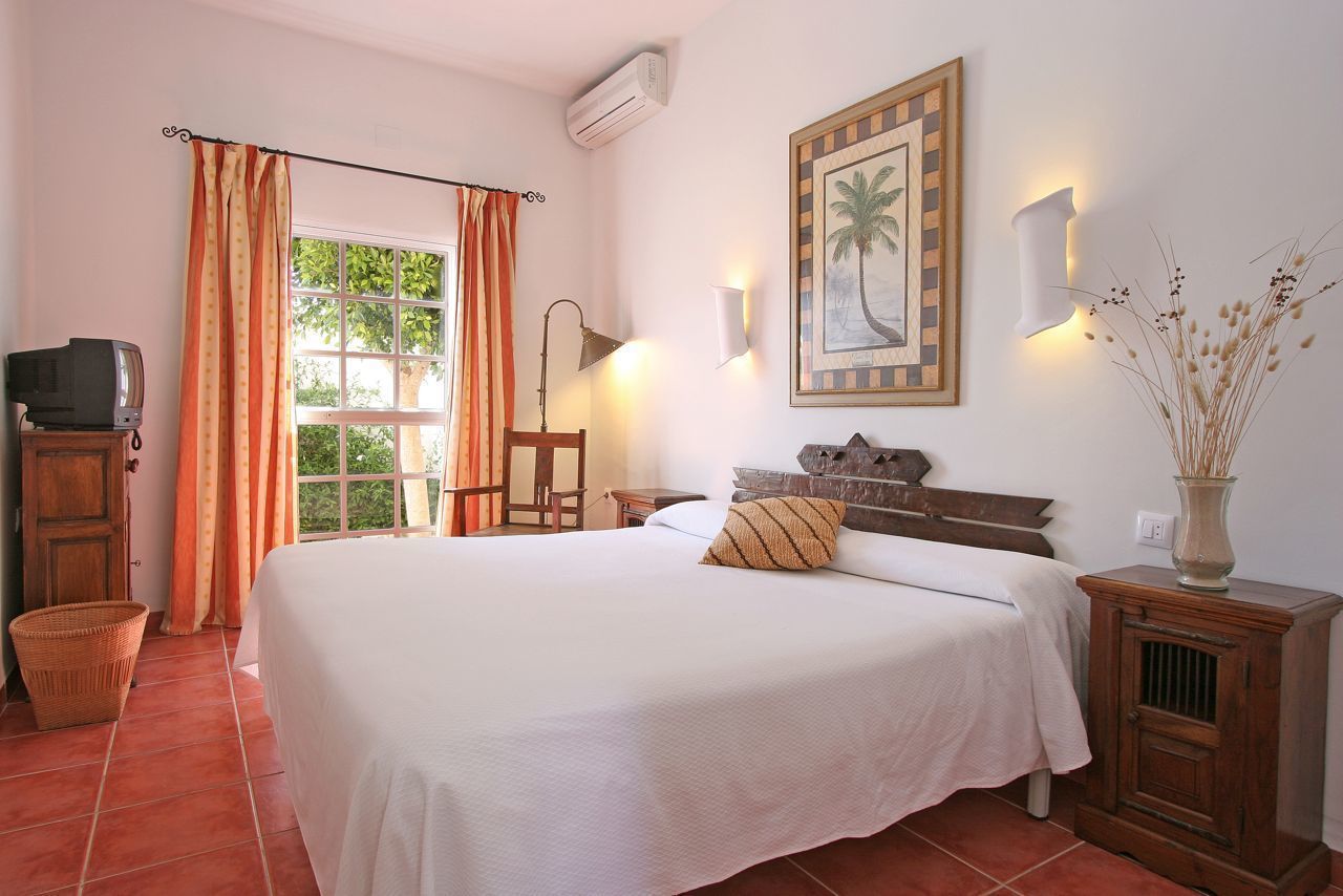 standard double room | in-room safe, rollaway beds, free wifi, bed sheets
