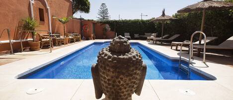 Piscine extérieure, chaises longues