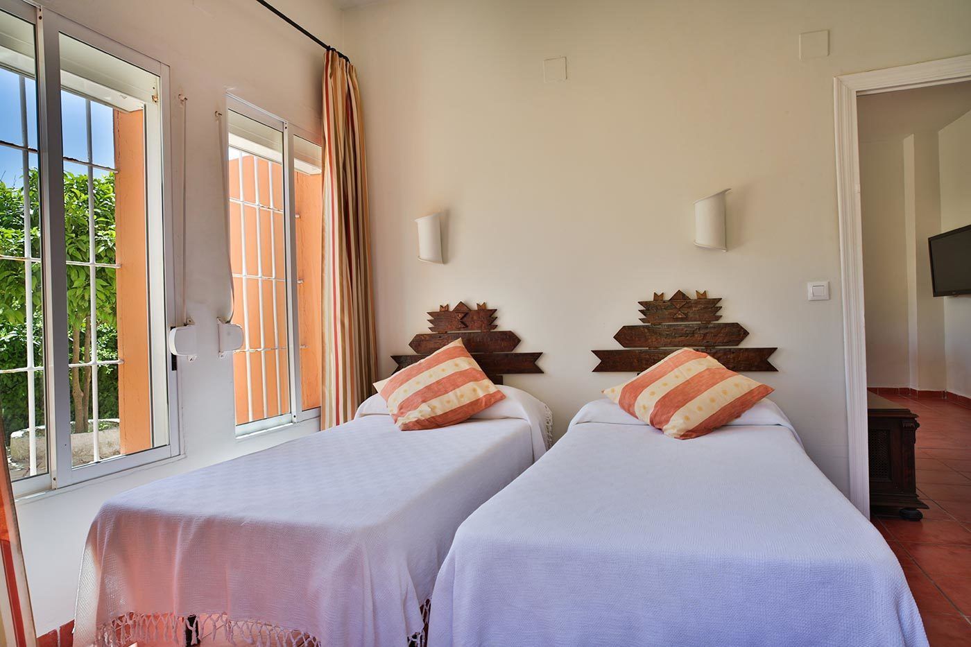 suite | in-room safe, rollaway beds, free wifi, bed sheets