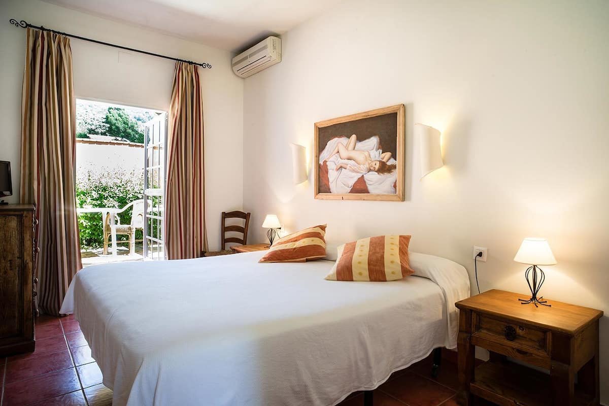 standard double room | in-room safe, rollaway beds, free wifi, bed sheets