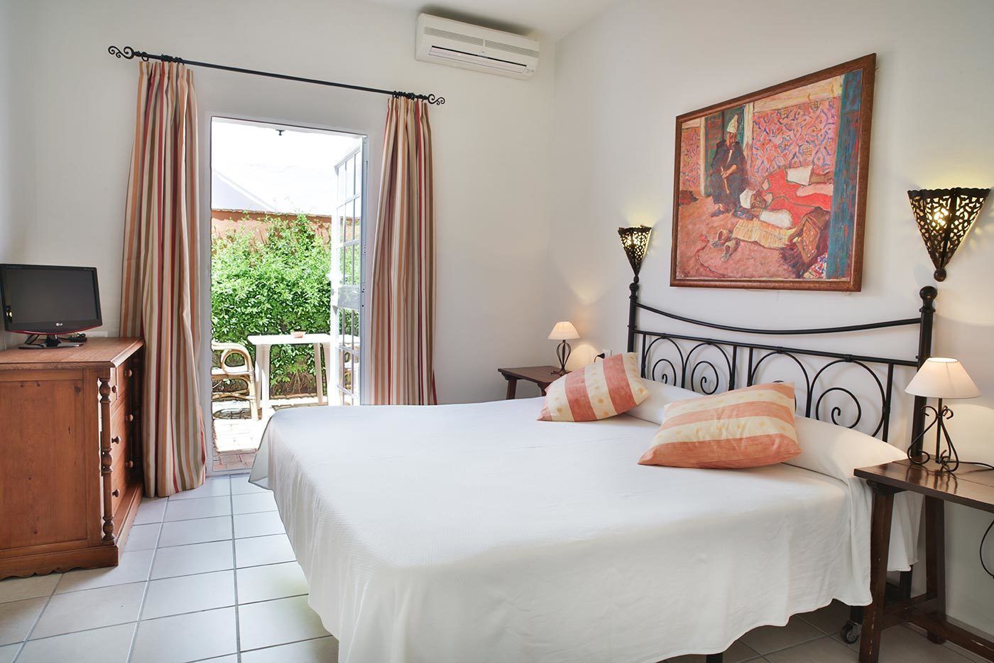 standard double room | in-room safe, rollaway beds, free wifi, bed sheets