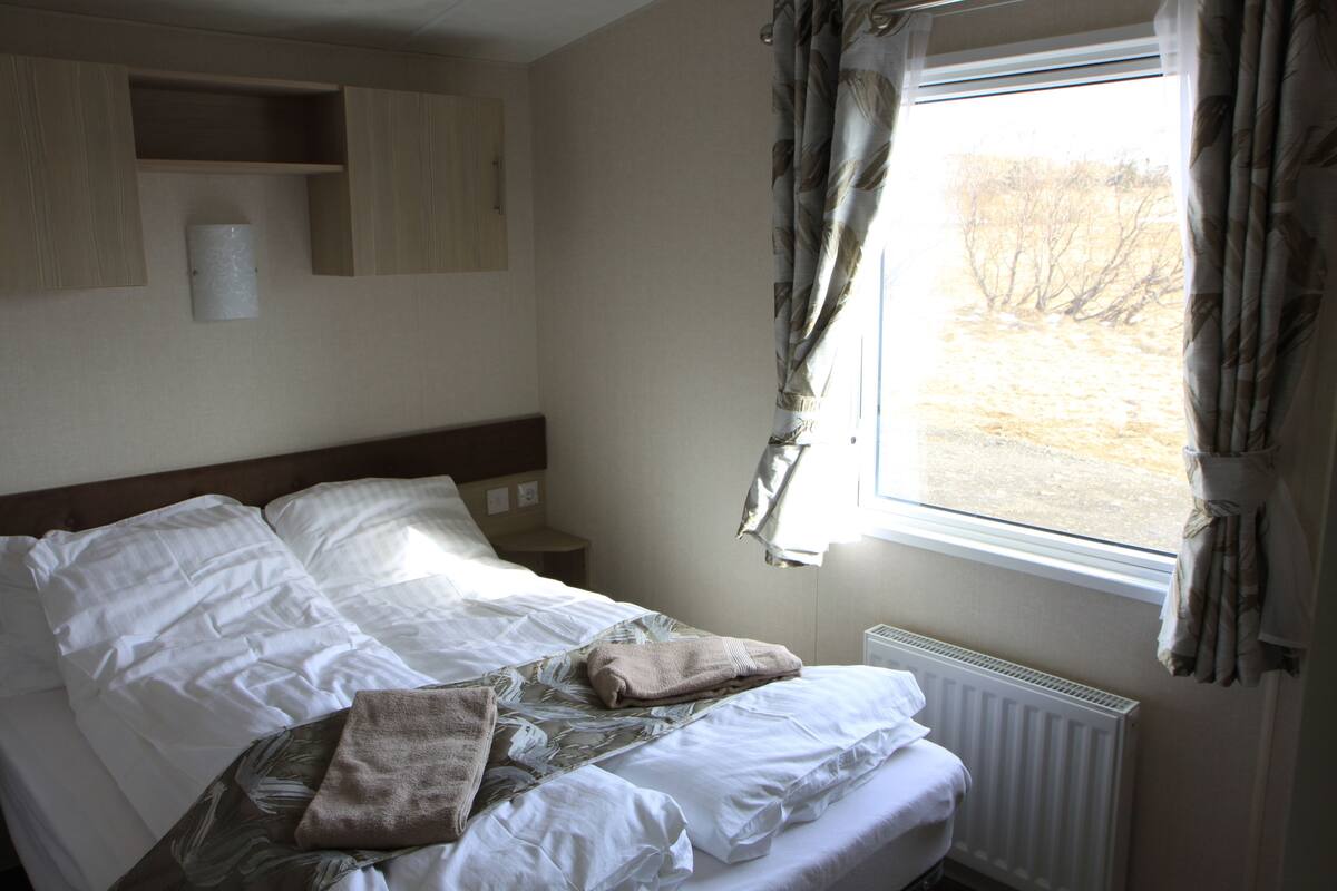 2 bedrooms, blackout drapes, WiFi (free), bed sheets