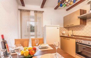 Fridge, oven, stovetop, dishwasher