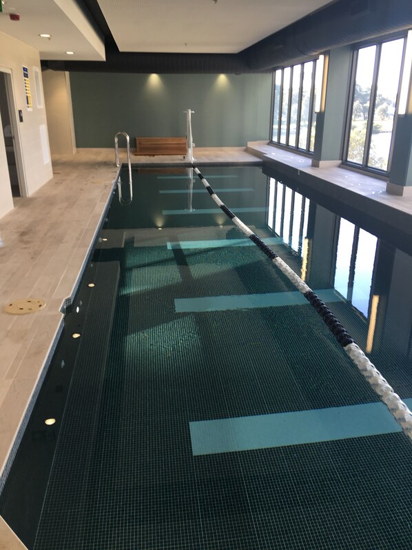 من حمّامات السباحة المغطاة، 2 من حمّامات السباحة الخارجية