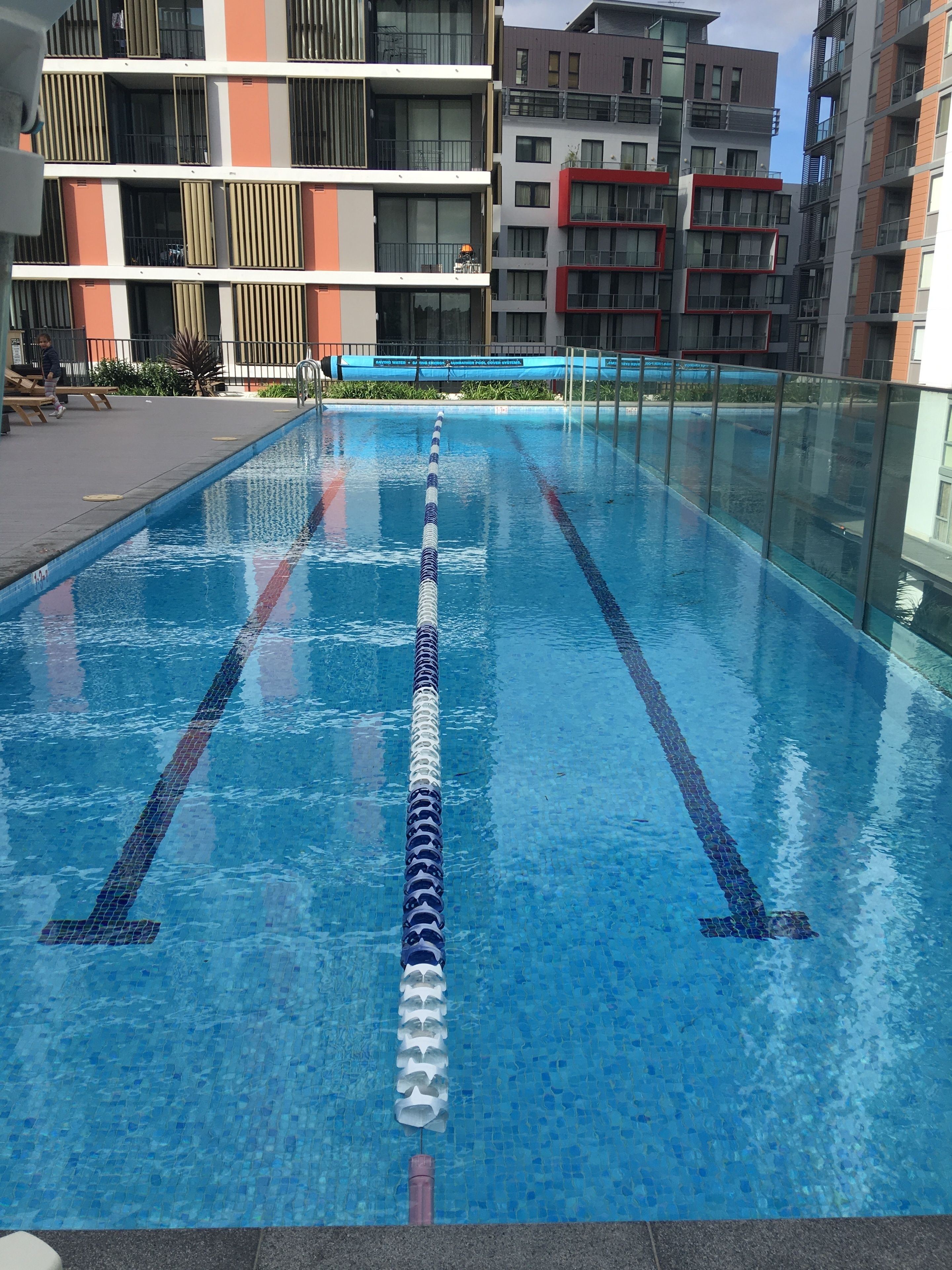 Kolam renang tertutup, 2 kolam renang terbuka 