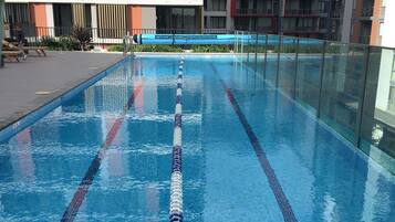 Kolam renang tertutup, 2 kolam renang terbuka