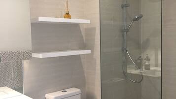 Exclusive Apartment, 2 Bedrooms, 2 Bathrooms, River View | Bilik Mandi | Gabungan pancuran/tab mandi, tab mandi rendaman dalam