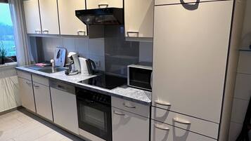 Jääkaappi, mikroaaltouuni, uuni, liesi