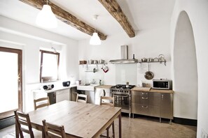 Kylskåp, ugn, spishäll och diskmaskin