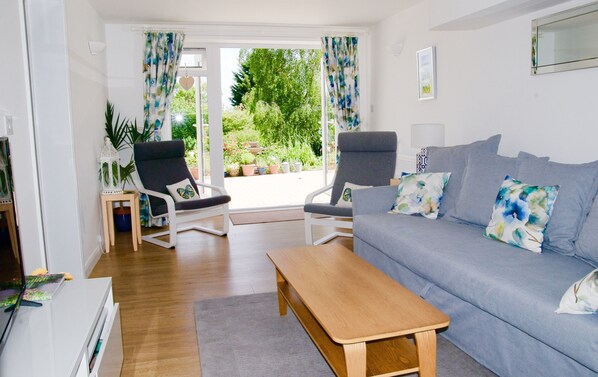 Premium Apartment, 1 Bedroom | Living room | Flat-screen TV - Malvern Holiday Garden Flat (Malvern)