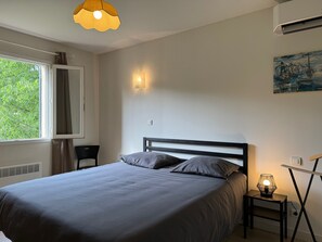 6 soverom, safe på rommet, strykejern/-brett og reiseseng for barn