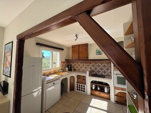 Fridge, microwave, oven, stovetop - Rated 4-star Meublé Tourisme with garden, swimming pool, view of Mont Ventoux (Aubignan)