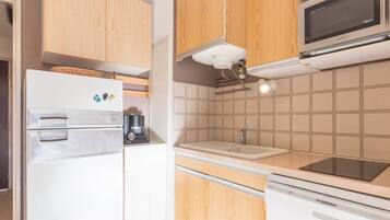 Een koelkast, een microgolfoven, een kookplaat, een vaatwasser