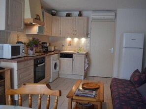 Frigorífico, microondas, horno y lavavajillas