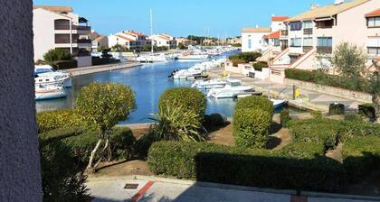 Air-conditioned apartment with terrace in lively area, private parking