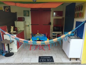 Réfrigérateur, micro-ondes, four, plaque de cuisson