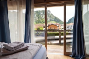 Alpenliebe Superior with Balcony, Boxspingbett, Nespresso machine, LP player | Vista do quarto