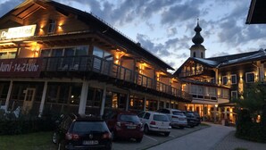 A hotel with a sign indicating availability for June 14-21. - Alpenliebe Design Hotel (Inzell)