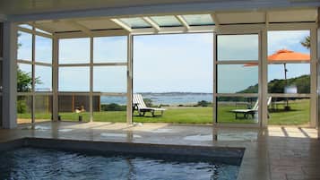 Una piscina techada, una piscina climatizada