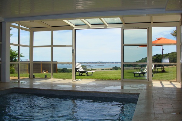 Innendørsbasseng og et oppvarmet basseng