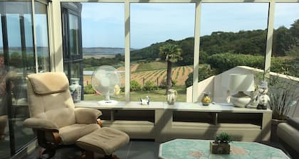 Magnificent gîte with sea view, heated indoor pool facing Brehat Island
