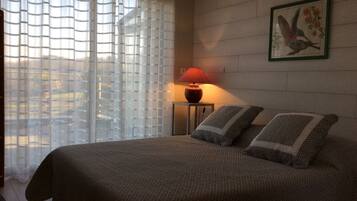 5 quartos, ferros/tåbuas de passar roupa, berço de viagem