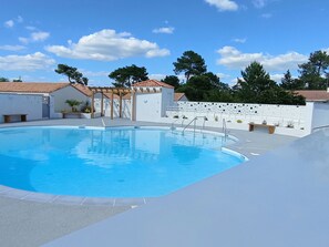 Pool - Holiday Home with Pool, Near Beach and Shops in La Tranche-sur-Mer (La Tranche-sur-Mer)