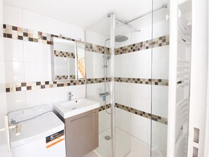Bathroom - Holiday Home with Pool, Near Beach and Shops in La Tranche-sur-Mer (La Tranche-sur-Mer)