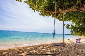 Beach nearby - Sea view from 4 to 6 people 150 meters from the beach seen sea upstairs. (Nongtaley)